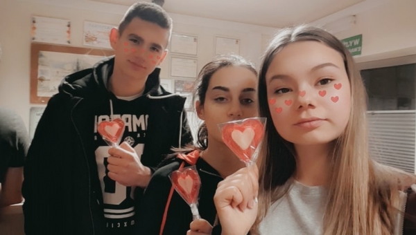 ROMANTYCZNIE, KOLOROWO I WESOŁO – CZYLI WALENTYNKI W INTERNACIE.