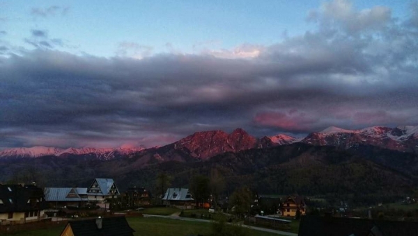 GIEWONT W PIĘKNYM RÓŻOWYM ODCIENIU ZACHODZĄCEGO SŁOŃCA 