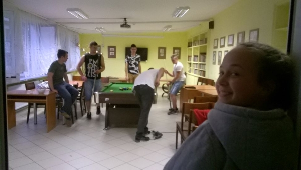 ZŁOŻYLI I ZAGRALI. NIEOFICJALNE OTWARCIE BILARDA W INTERNACIE