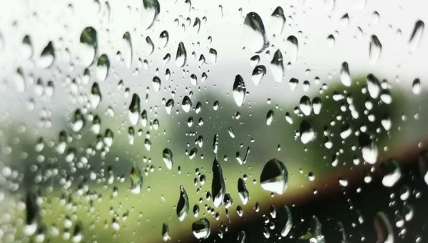 Krople deszczu pisane na szybie... Fot. KAROLINA SZOTA