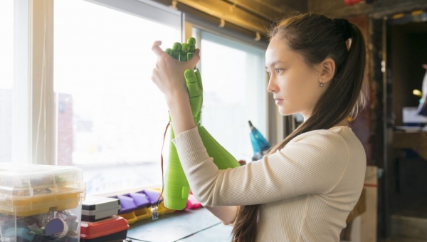 Operator drukarek 3D.