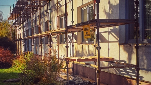 Rusztowania, nowa elewacja sie robi