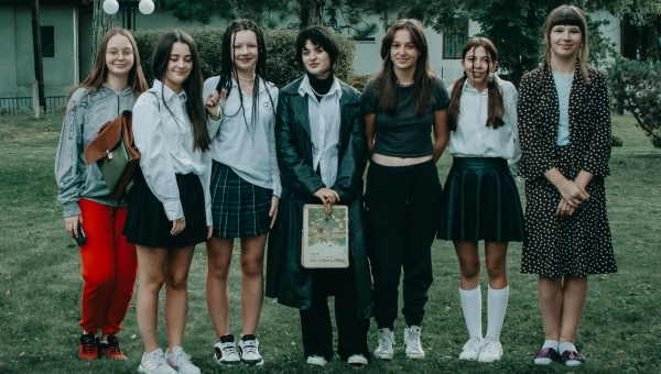 "Szkoła Retro: Powrót do Szkolnych Wspomnień"