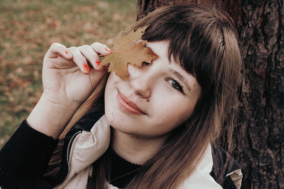 Magia Jesieni z Patrycją: Sesja Fotograficzna w Kolorach Jesieni