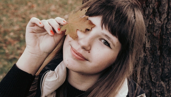 Magia Jesieni z Patrycją: Sesja Fotograficzna w Kolorach Jesieni