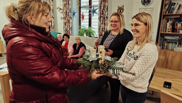 Kolędowanie młodzieży Dom Seniora