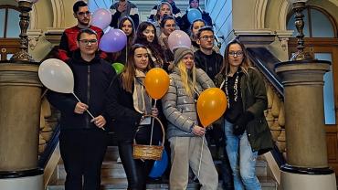 318327610 595421535919760 8237858525942176527 N