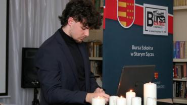 Spotkanie Wigilijne W Bursie Szkolnej W Starym Saczu. Artysci Sceny Bursy Prezentuja 11