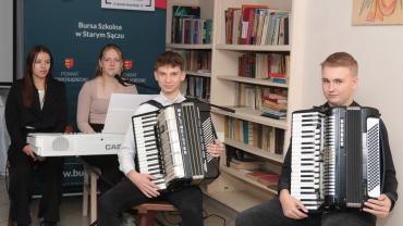 Spotkanie Wigilijne W Bursie Szkolnej W Starym Saczu. Artysci Sceny Bursy Prezentuja 16