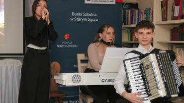 Spotkanie Wigilijne W Bursie Szkolnej W Starym Saczu. Artysci Sceny Bursy Prezentuja 1