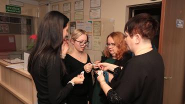 Spotkanie Wigilijne W Bursie Szkolnej W Starym Saczu. Wspolne Dzielenie Sie Oplatkiem I Sk 81