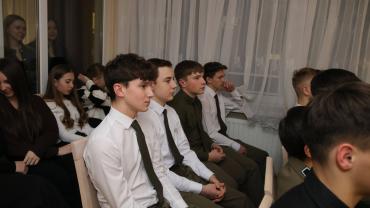 Spotkanie Wigilijne W Bursie Szkolnej W Starym Sczu. Uczestnicy Podczas Czci Oficjalnej W Wietlicy Bursy. 3