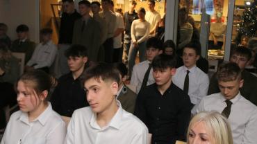 Spotkanie Wigilijne W Bursie Szkolnej W Starym Sczu. Uczestnicy Podczas Czci Oficjalnej W Wietlicy Bursy. 4