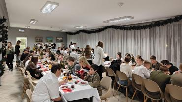 Spotkanie Wigilijne W Bursie Szkolnej W Starym Sczu. Wieczerza Wigilijna Na Ktrej Krloway Tradycyjne Polskie Dania Z Udziaem Dyrektorki Bursy Zaproszonych Goci Wychowawcw Pracownikw I Wychowank